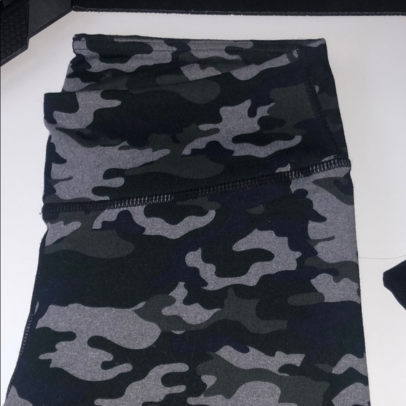 Fabletics Mid Rise Printed Powerhold Legging - Picture 3 of 4